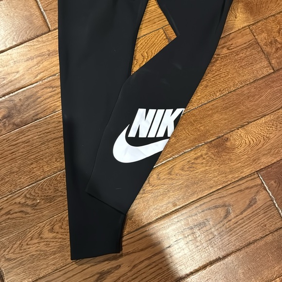 NEW WITH TAGS women’s Nike leggings - Picture 2 of 3